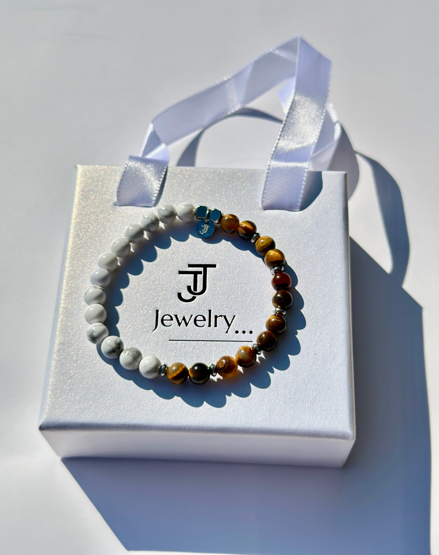 Boîte à bijoux blanche avec lance